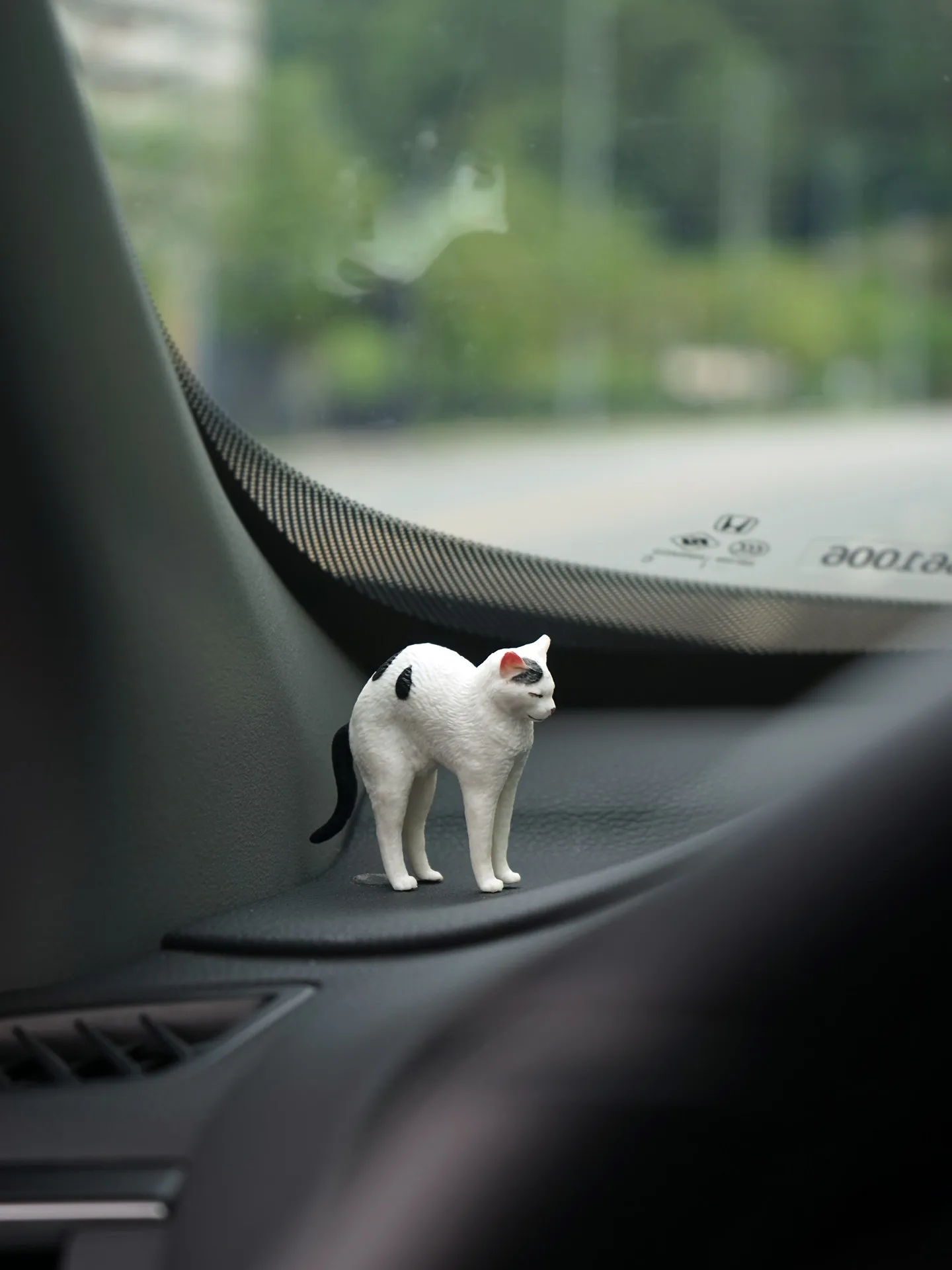 Cute Stretching Cat Figurine Car Decor Ornament Kitten Ornament for Dashboard Console Window Sill Auto Interior Accessory Gift