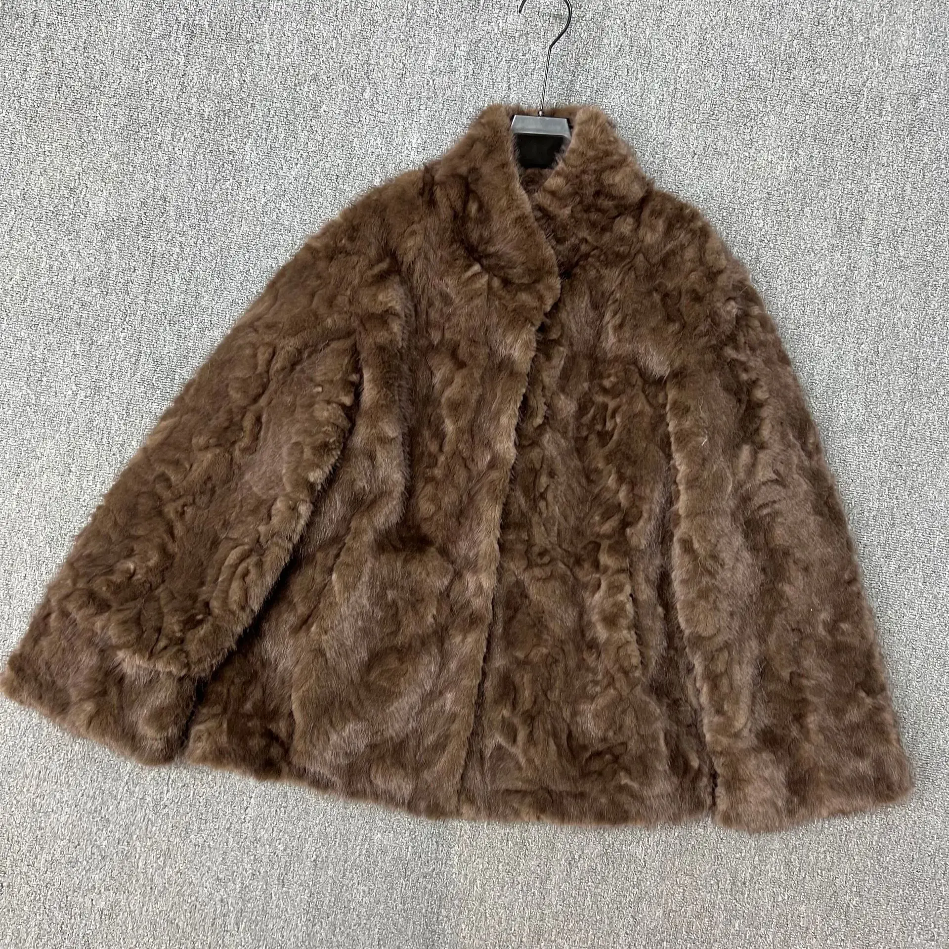 معطف متوسط الطول من فرو المنك المقلد للنساء شتاء جديد بياقة واقفة معطف فرو متكامل على الطراز الكوري فضفاض من الفرو الصناعي