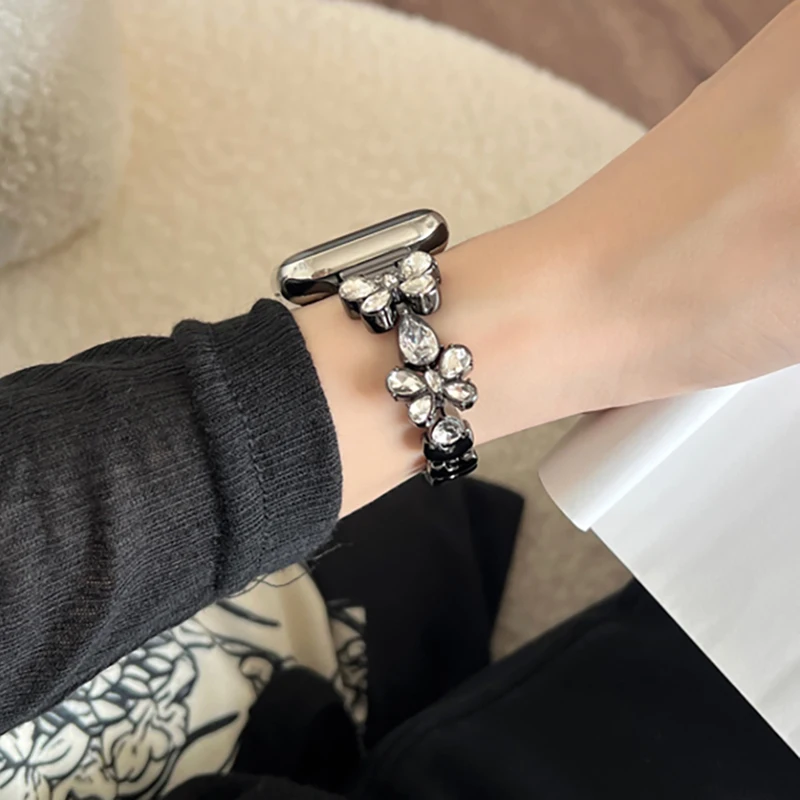 Cinturino in zircone a farfalla per cinturino Apple Watch Ultra 2 49mm 40mm 44mm 45mm 41 38 bracciale donna con diamanti per IWatch 9 8 7 SE 6 5 4 3