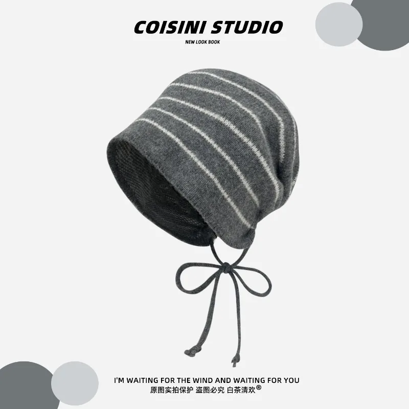 Japanischer gestreifter modischer Pullover mit Bindeband für Damen, Herbst und Winter, locker geschnittene Mütze mit großem Ohrenschutz. – Detail 3