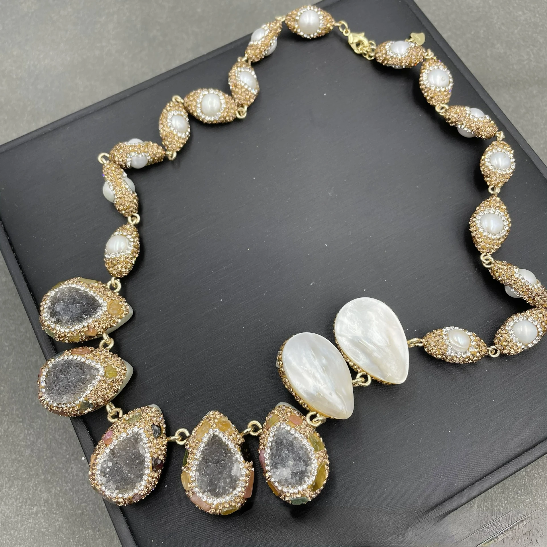 Freshwater Shell Bottom Set Exquisite Vintage Jewelry Four-Piece Set