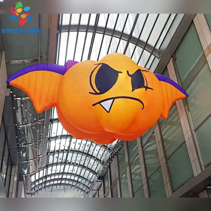 Große aufblasbare fliegende Kürbisfledermäuse, die für Halloween-Dekoration im Freien und Eventwerbungen verwendet werden