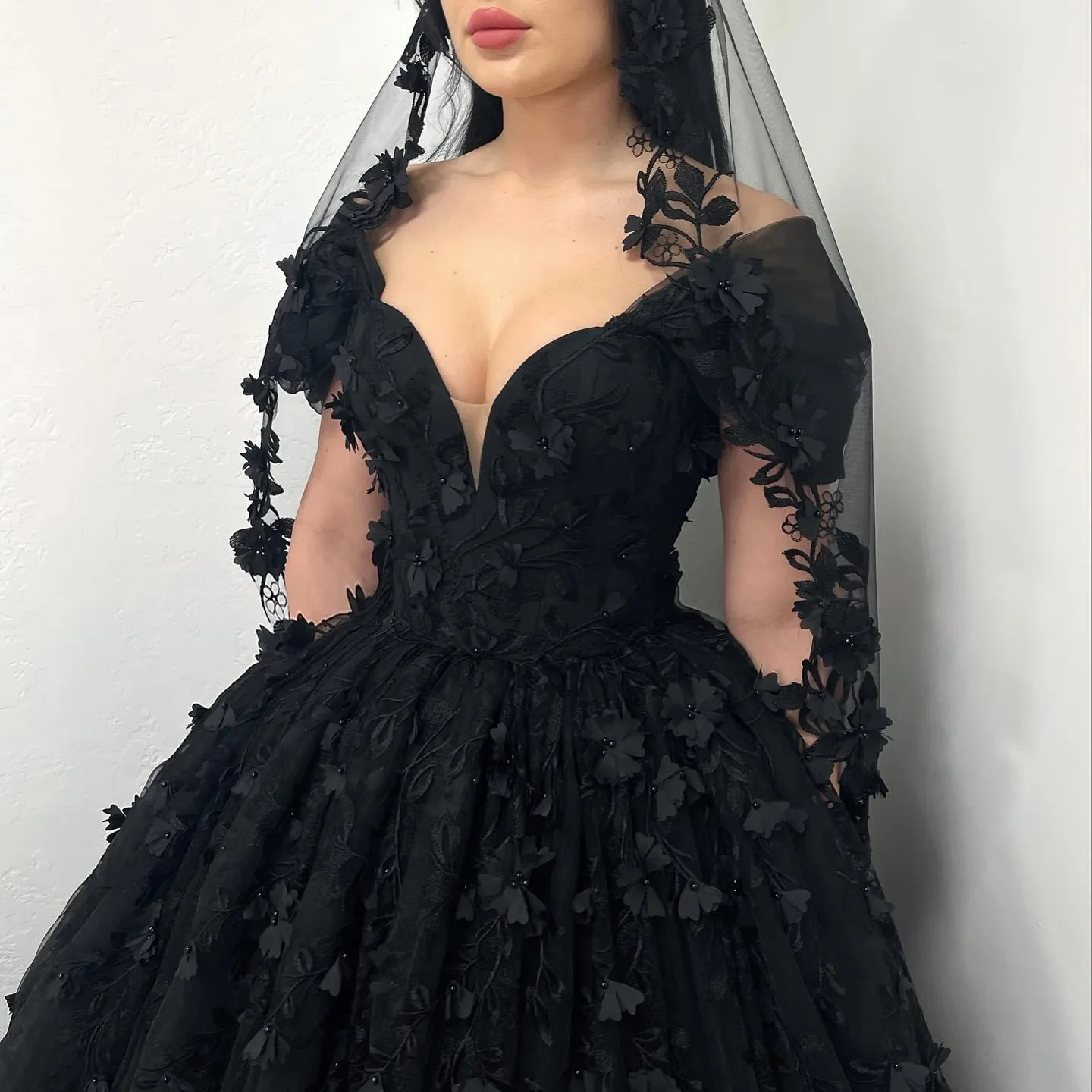 Precioso vestido de novia negro con cuello en V, traje Sexy con hombros descubiertos, apliques 3d, tren de barrido de encaje, novedad de 2024