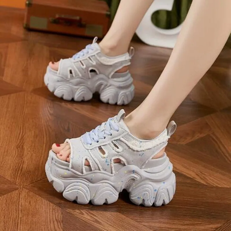 

Новые модные женские сандалии на платформе 10 см из синтетической микрофибры с вырезами, массивные кроссовки на танкетке с открытым носком, брендовая обувь