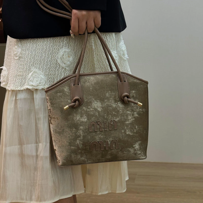 

Chic Solid Color Leather Messenger Bag - Spacious Women's Tote With Parisian Designer Flair & Vintage Appeal