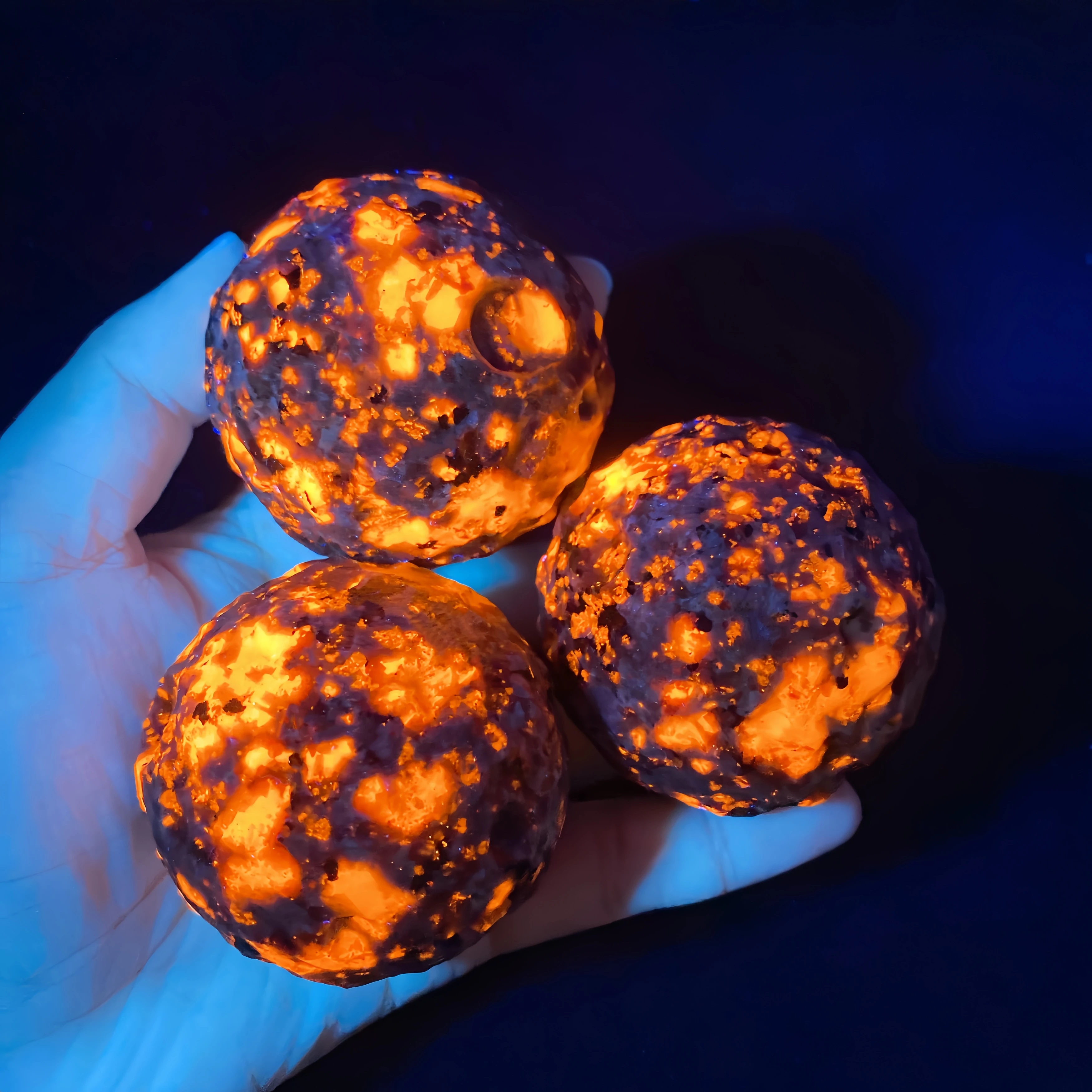 50-55mm Yooperlite Moon Sphere Natural Crystal Flame Stones Fluoresce Sodalite Ball Energy Healing Spiritual Home Decor Gift