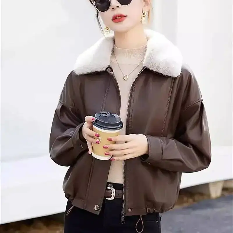 

Популярная женская плюшевая кожаная куртка с меховым воротником, зима 2025, новая короткая свободная мотоциклетная куртка из искусственной кожи маленького роста для W