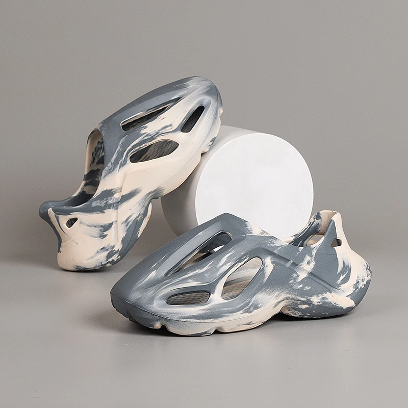 うんちを踏んでいるような柔らかくクッション性のある感触のメンズ夏のトレンディなカジュアルサンダル、柔らかいソール、滑り止め、快適です。