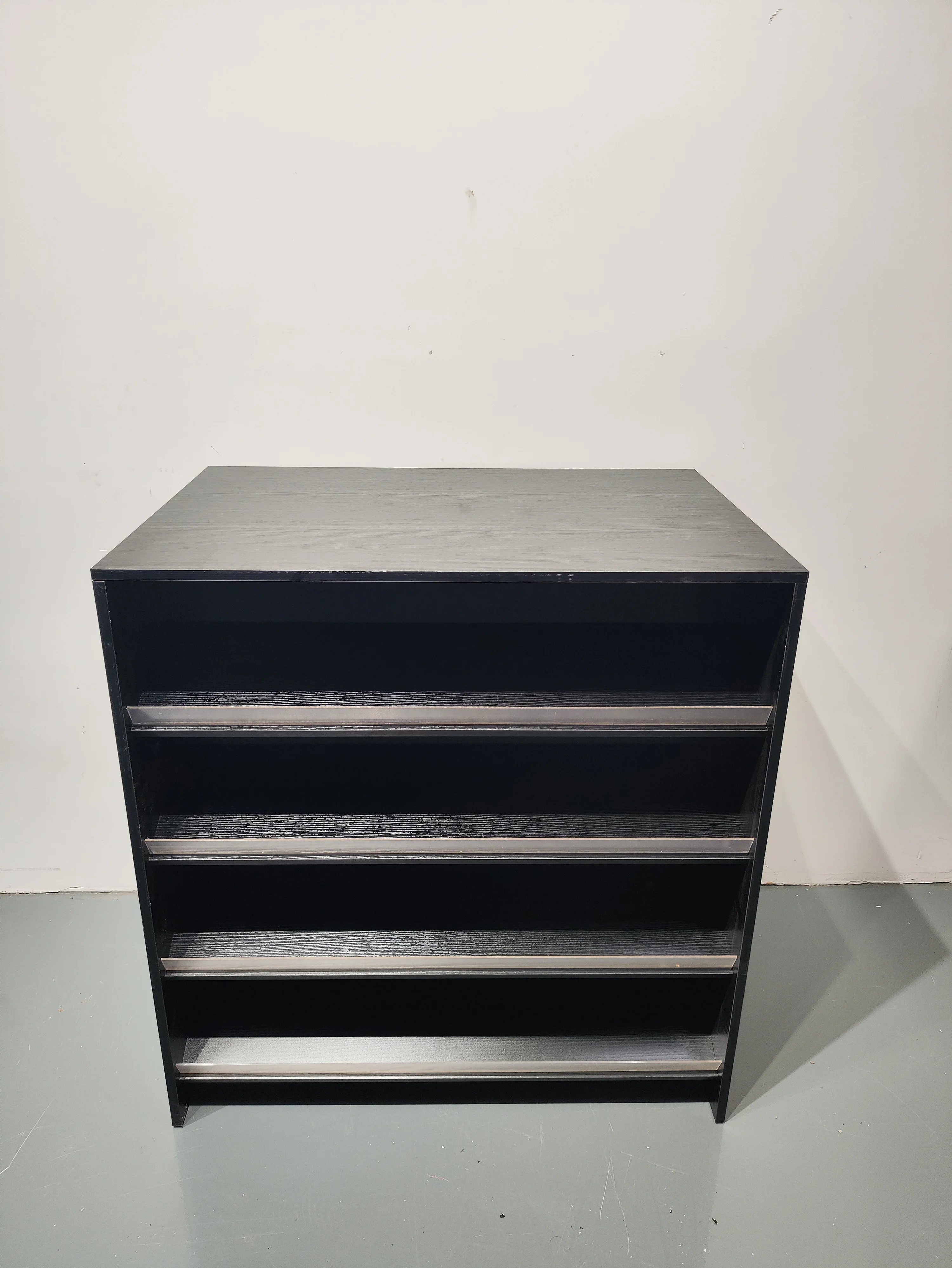 Meja Kasir Custom dengan 4 Rak Melamin Hitam Bingkai Kasir Rak Display Toko Retail