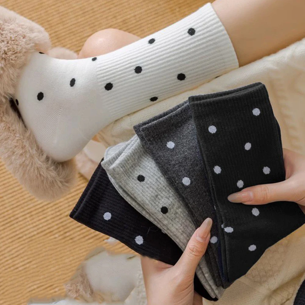 

5 пар весенне-летних женских носков-медиков в классическом черно-белом цвете в горошек, подходящих для занятий спортом на открытом воздухе и отдыха.