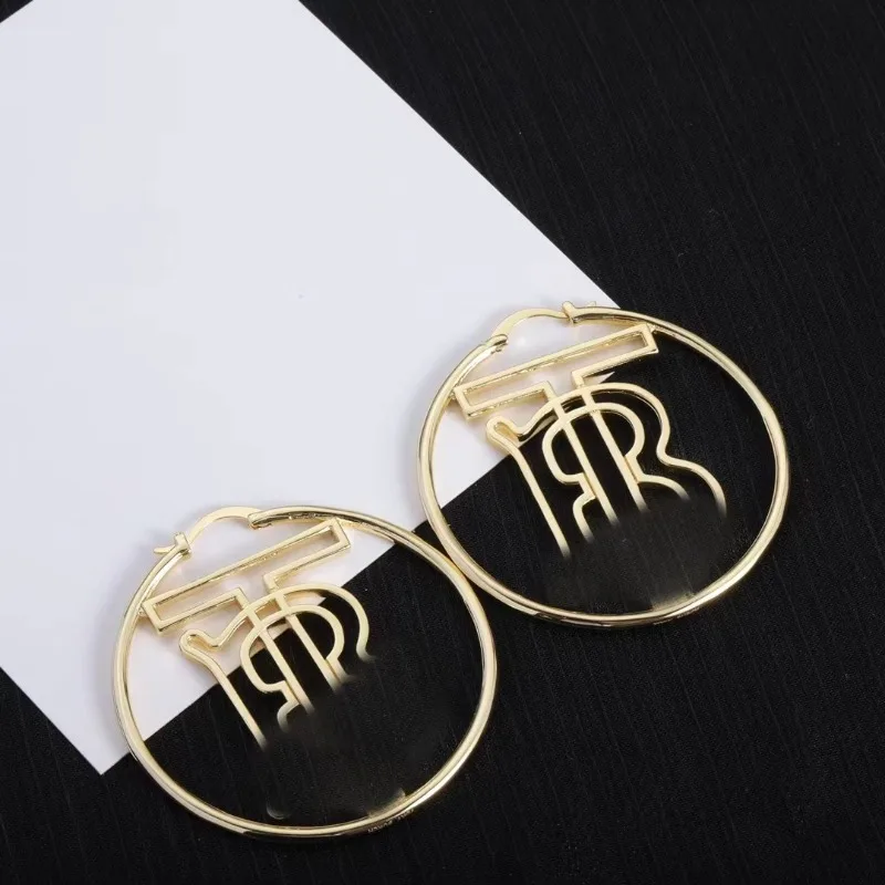 

Новые полые серьги-гвоздики с буквами, женские нишевые дизайнерские высококачественные легкие роскошные средневековые серьги для электронной коммерции