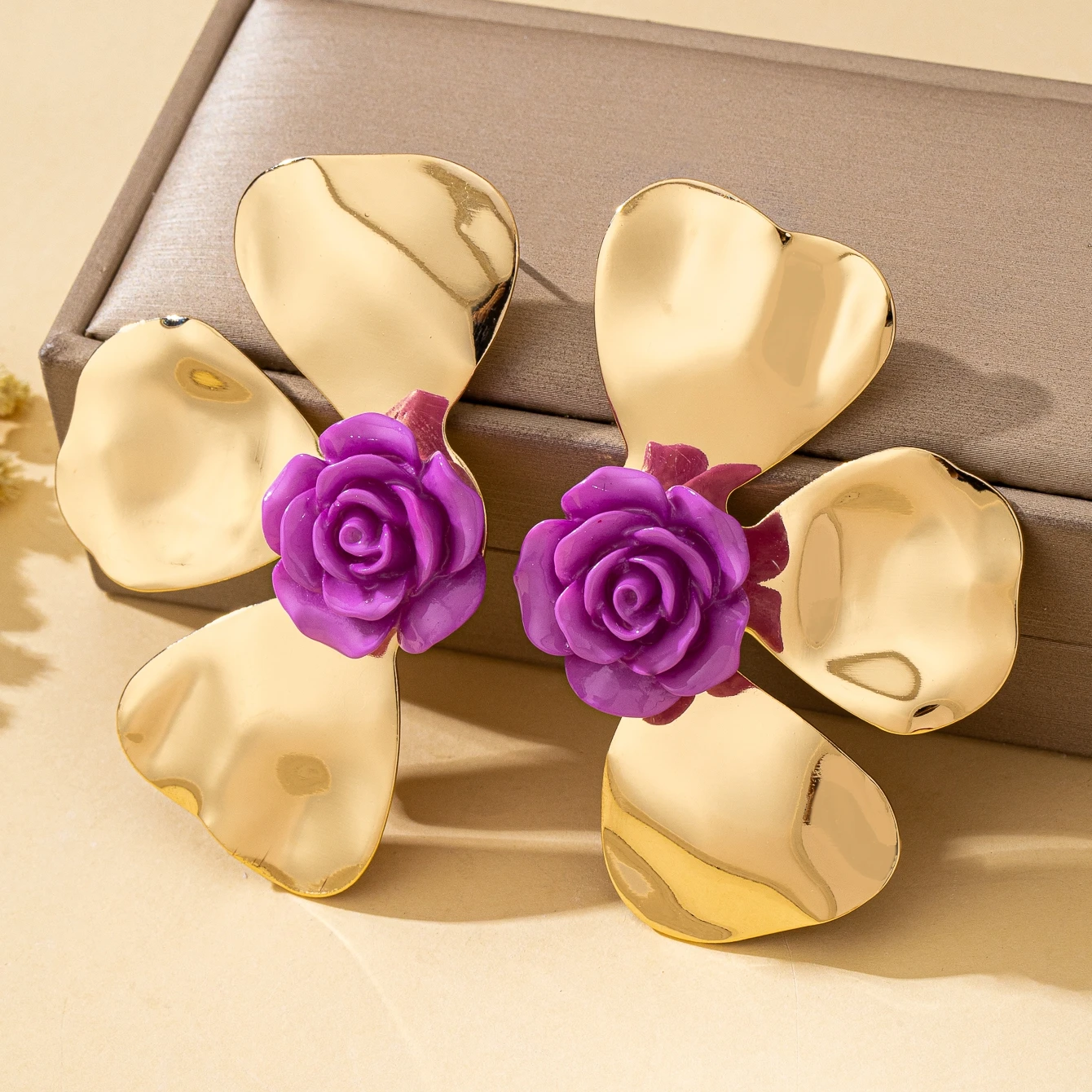 زوج من الأقراط النسائية، بتلات زهور ستيريو مبالغ فيها، أقراط ومجوهرات على طراز العطلة الجميلة، مناسبة للارتداء اليومي والعطلات