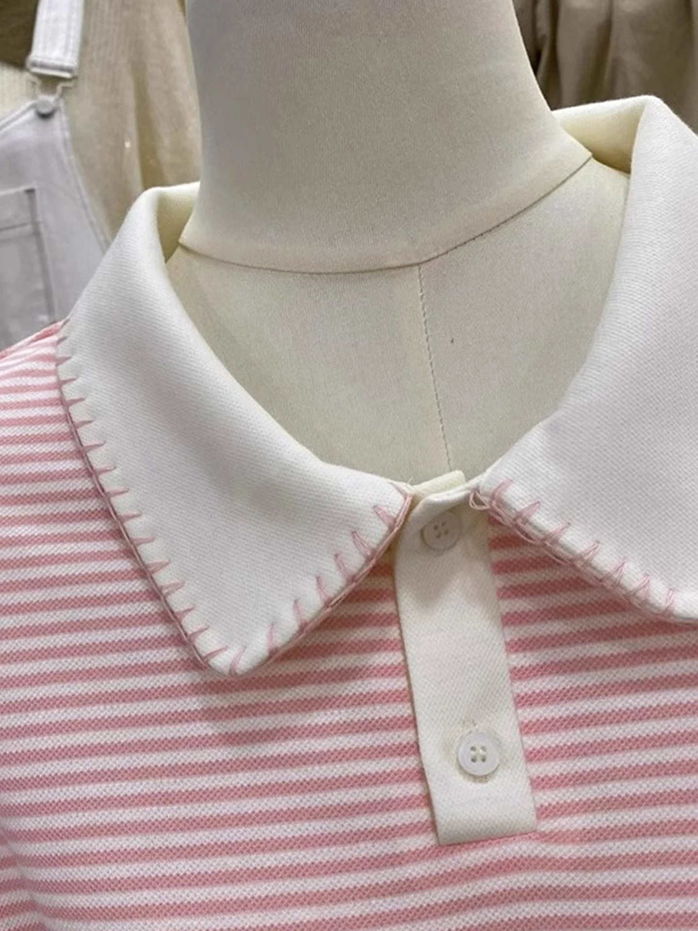 甘いアンチエイジング カラーブロック ショルダー ポロネック 半袖 サマーベースシャツ スタイリッシュ 着痩せ トレンドトップ 通勤スタイル 韓国版