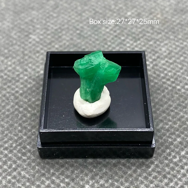 

100% Natural green emerald mineral gem-grade crystal specimens stones and crystals quartz crystals +Box 27*27*25m'm