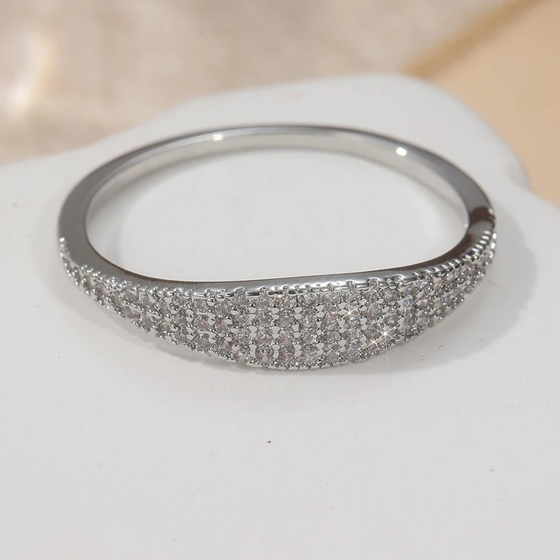 Minimalistisches Silberfarbenes Ringset mit Weißen CZ-Steinen für Damen Geometrischer Alltags- und Partyschmuck – Detail 2