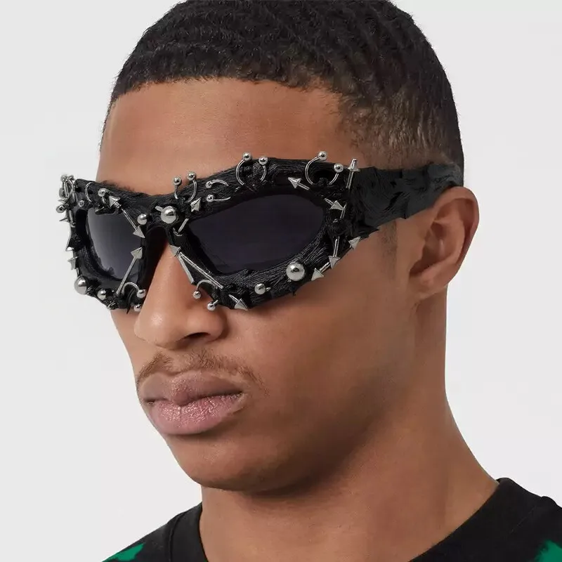 

New Fashion Unisex Personalized Sunglasses For Women Men Punk Rivet Frame Eyewear Cool Hiphop Dancing Party Trendy Cool Shade