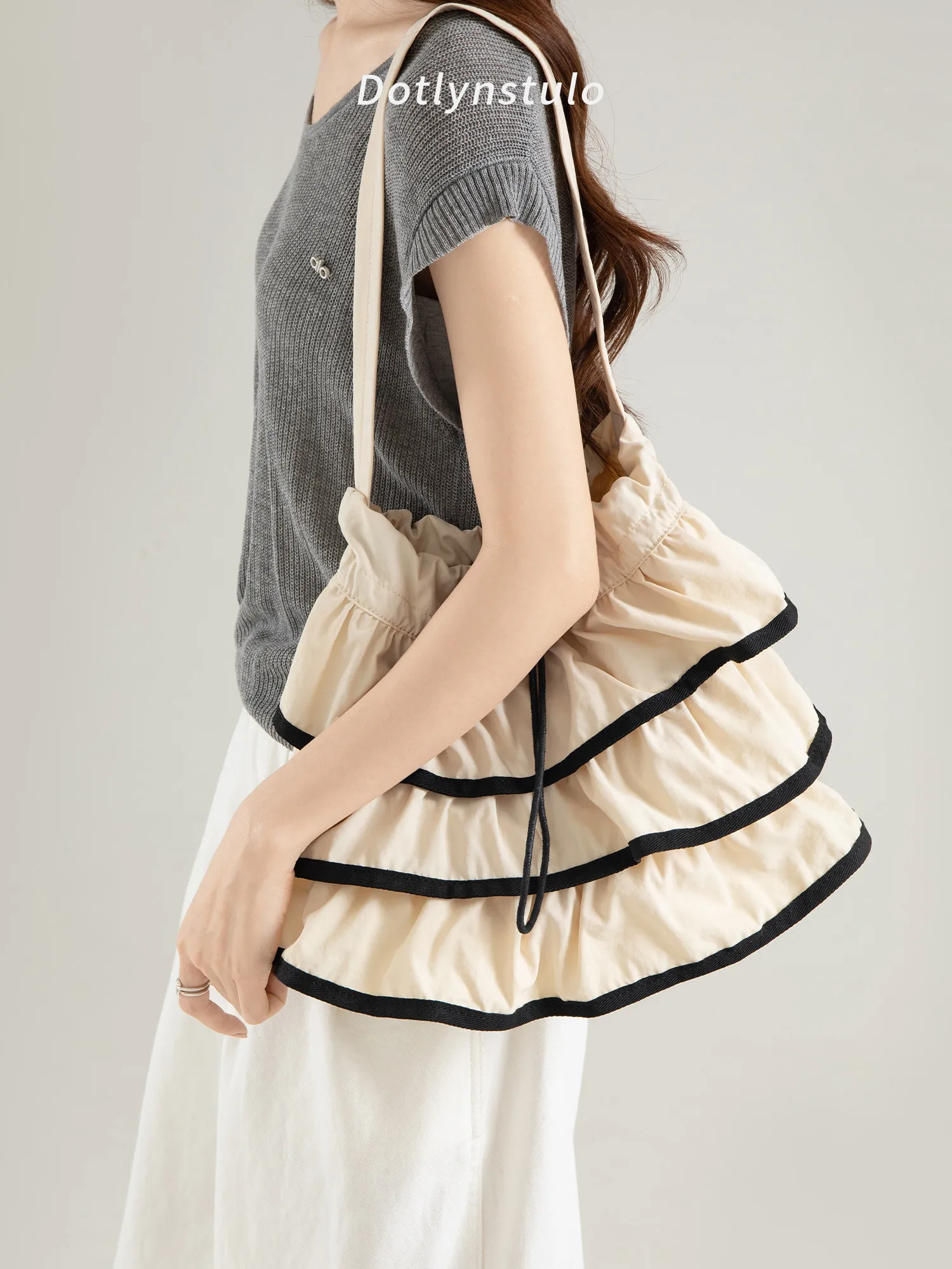 

Japanese / Korean Fashion New Drawstring Style Lotus Leaf Pleated Edge Bucket Shaped Nylon Single Shoulder Bags For Women Trendy