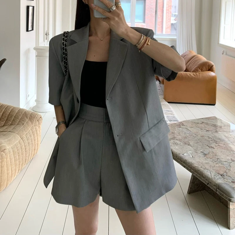 

Elegant Vintage Single-Button Short-Sleeve Suit Jacket And Wide-Leg Shorts Women's Fashion Summer 2025 Pure Color Versatile S...