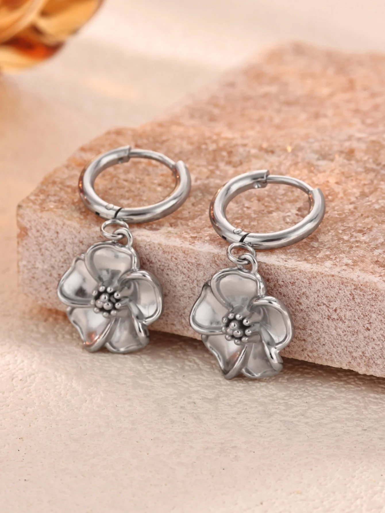 Silberfarbene Edelstahl-Blumen-Ohrringe für Damen, elegante florale Creolen, hängende Ohrringe, Piercing-Schmuck, Geschenk – Detail 3