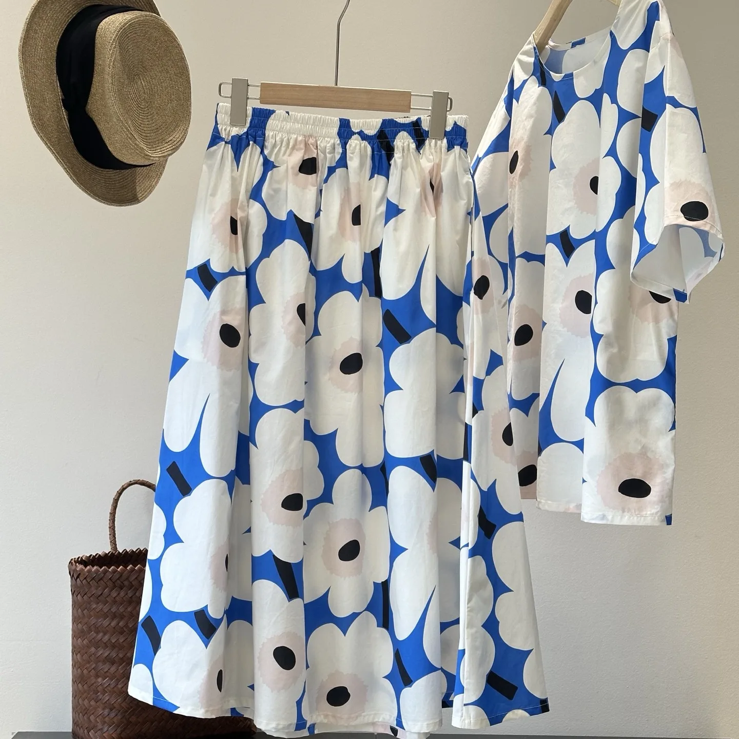 

Комплект: футболка с цветочным принтом и юбка с высокой талией на резинке, модный набор Ma2700, для узкого круга аудитории, лето 2025, женский ансамбль