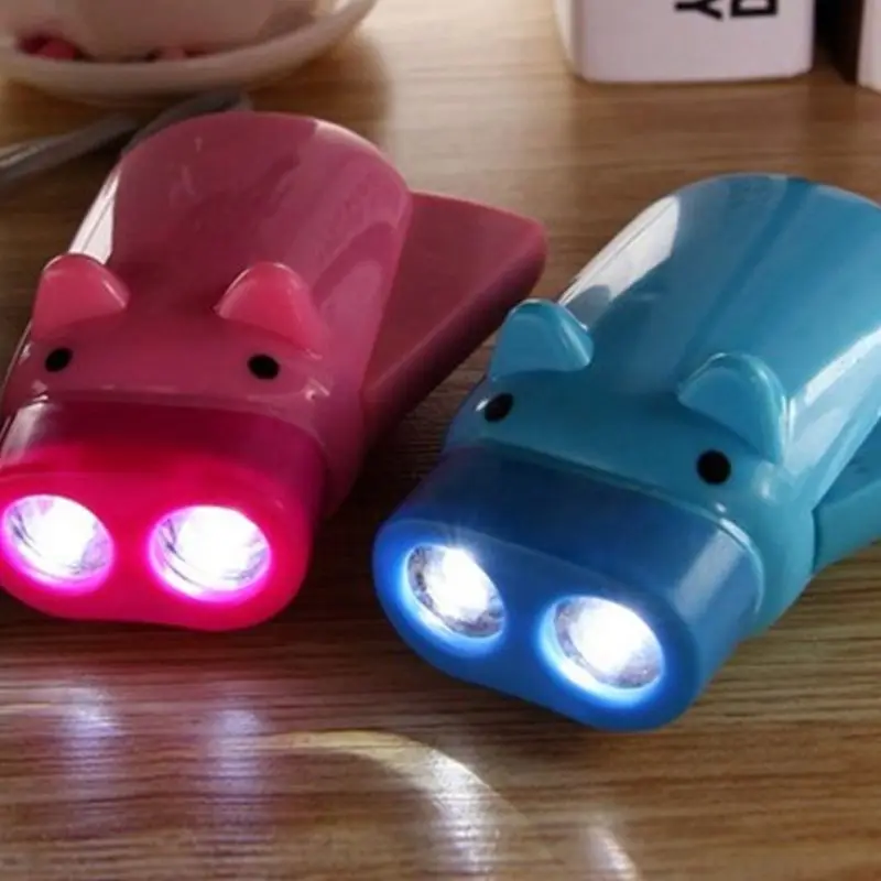 Mini mão pressão porco tocha auto-geração LED piscando lanterna portátil luz com 2 LEDs (cor aleatória)