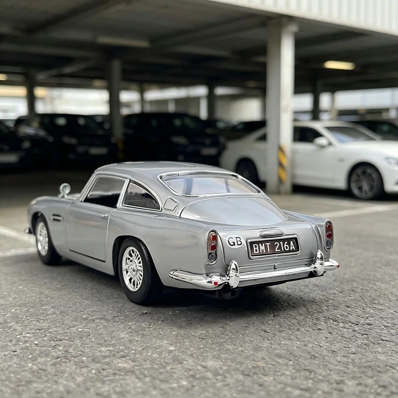 Modèle de voiture en alliage Aston Martin DB5 James Bond 007 à l'échelle 1:24, décoration, portes ouvrables, cadeau pour les amateurs de voitures