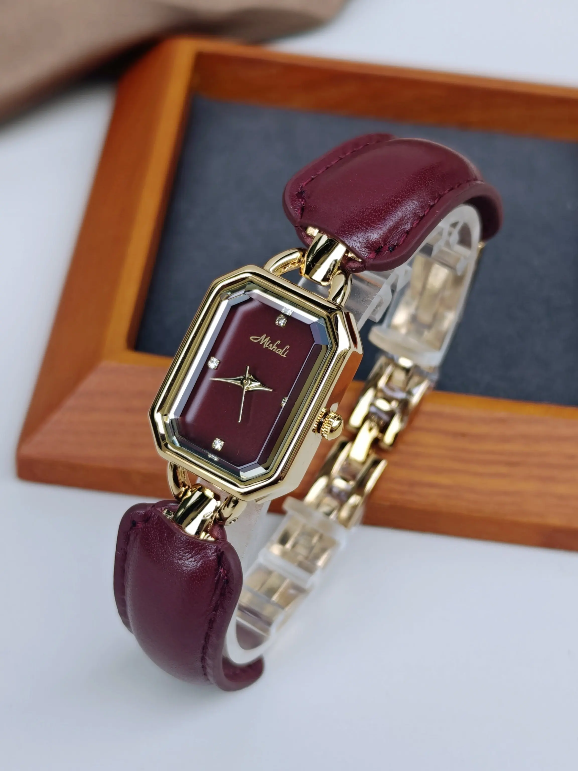 New Red French Style Chain Bracelet Watch For Women, Quartz Movement, High-Quality Timepiece, Creative Gift For Women.