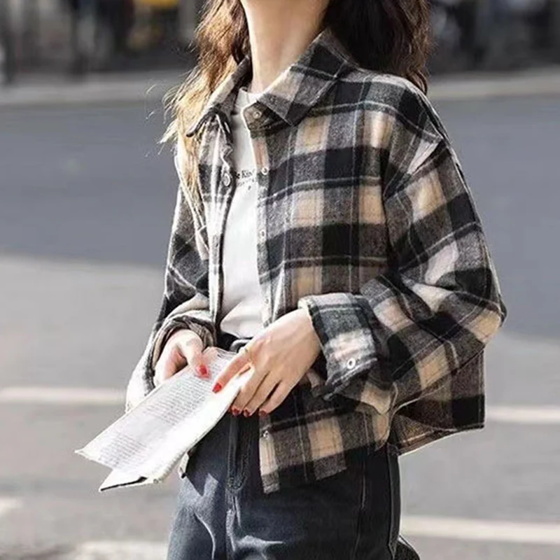 Koreańskie koszule damskie z krótkim rękawem i kołnierzykiem w stylu vintage na jesień i zimę 2025, luźna krótka bluzka damska w kratę z długim rękawem