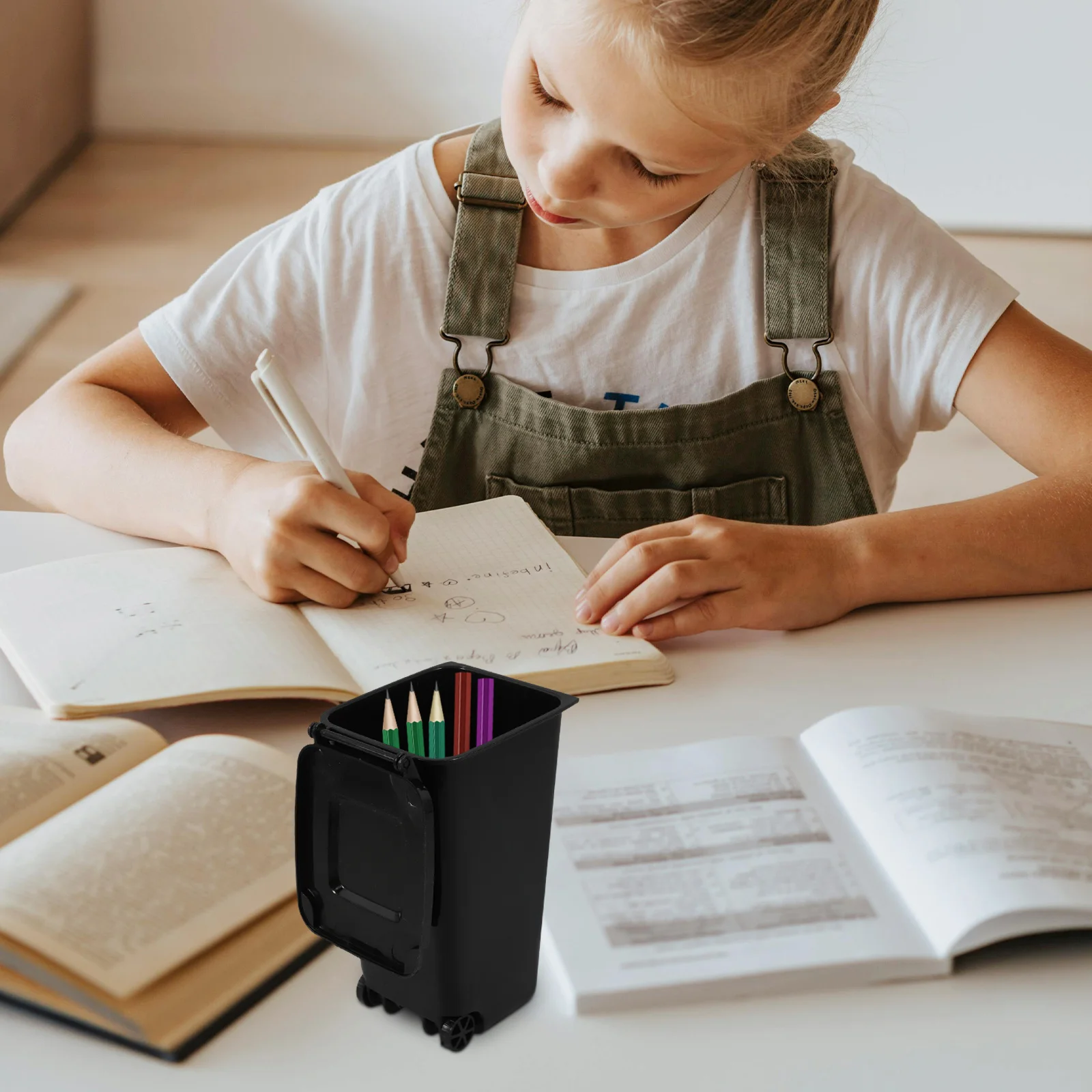 

Mini Desktop Trash Can with Lid Compact Pen Holder Multi Use Garbage Bucket for Office Kitchen Desk Organizer Desk Organizer