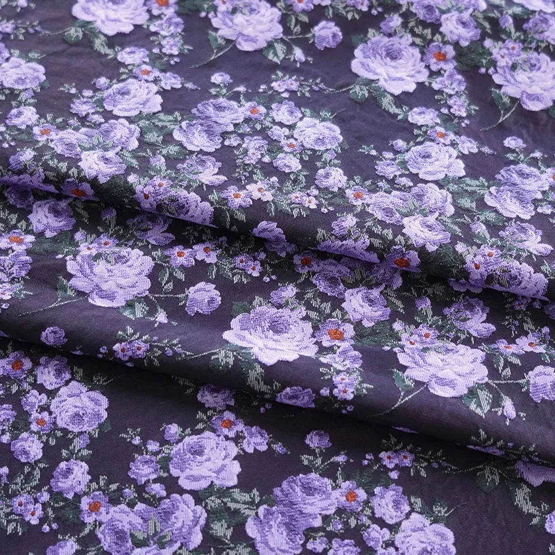 

Окрашенная в пряжу жаккардовая ткань, черно-фиолетовая контрастная женская розовая сукня с цветочным принтом, весенне-осенняя рубашка-подушка, модная ткань для шитья