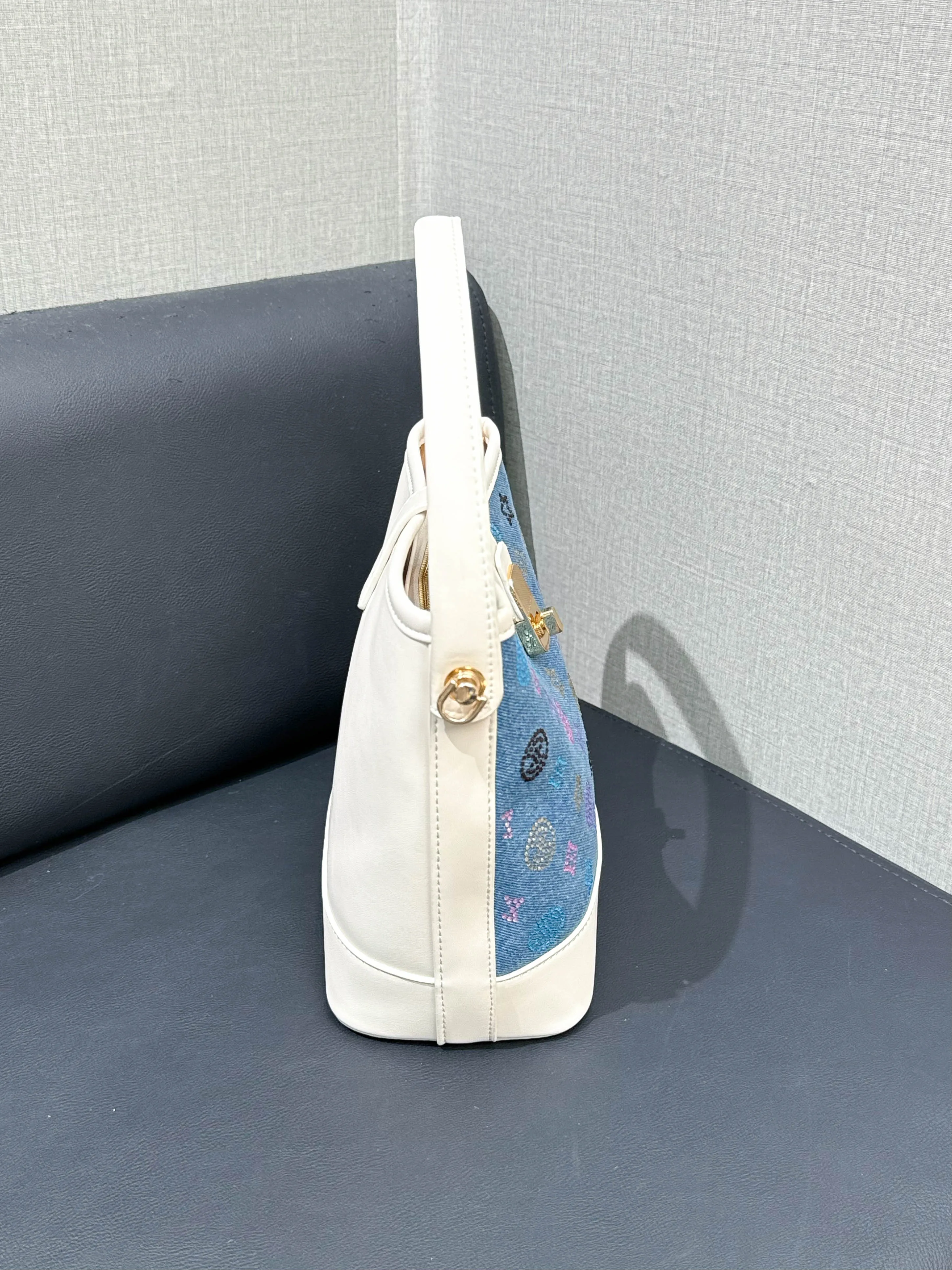 bolso-de-mano-tipo-cubo-mack-jennifer-diseno-simple-en-mezclilla-azul-con-bordado-de-diamantes-estilo-casual-verano-2026