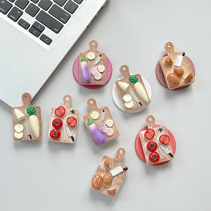 

Магнитный складной держатель-подставка для телефона Gripptok с имитацией разделочной доски (баклажан, томат), с функцией Airbag и поддержкой MagSafe для iPhone