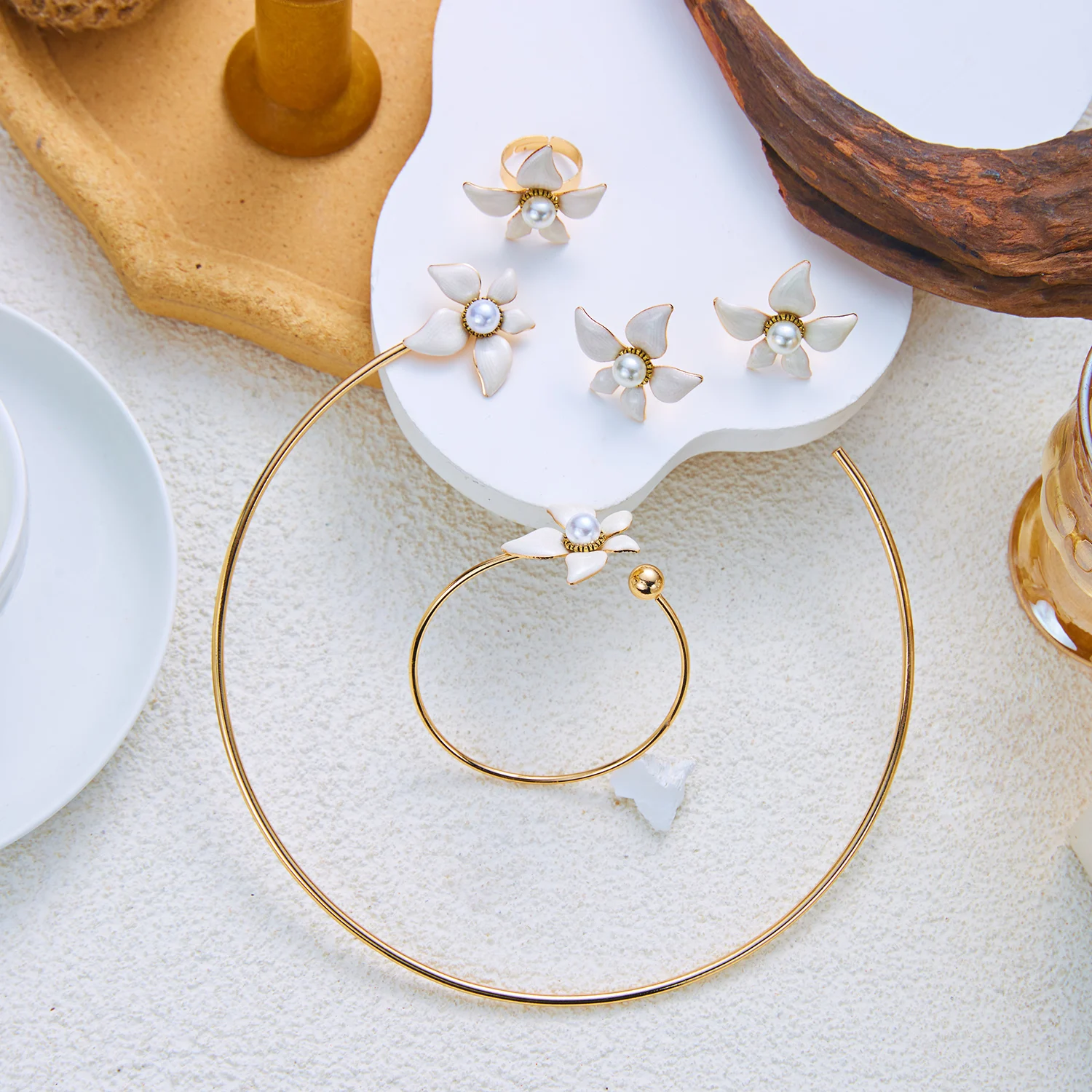 Exquisites Weißes Emaille-Blumen-Armband und Halskette für Damen, Eleganter Perlen-Blumen-Choker, Ring, Modischer Luxus-Schmuck als Geschenk – Detail 5