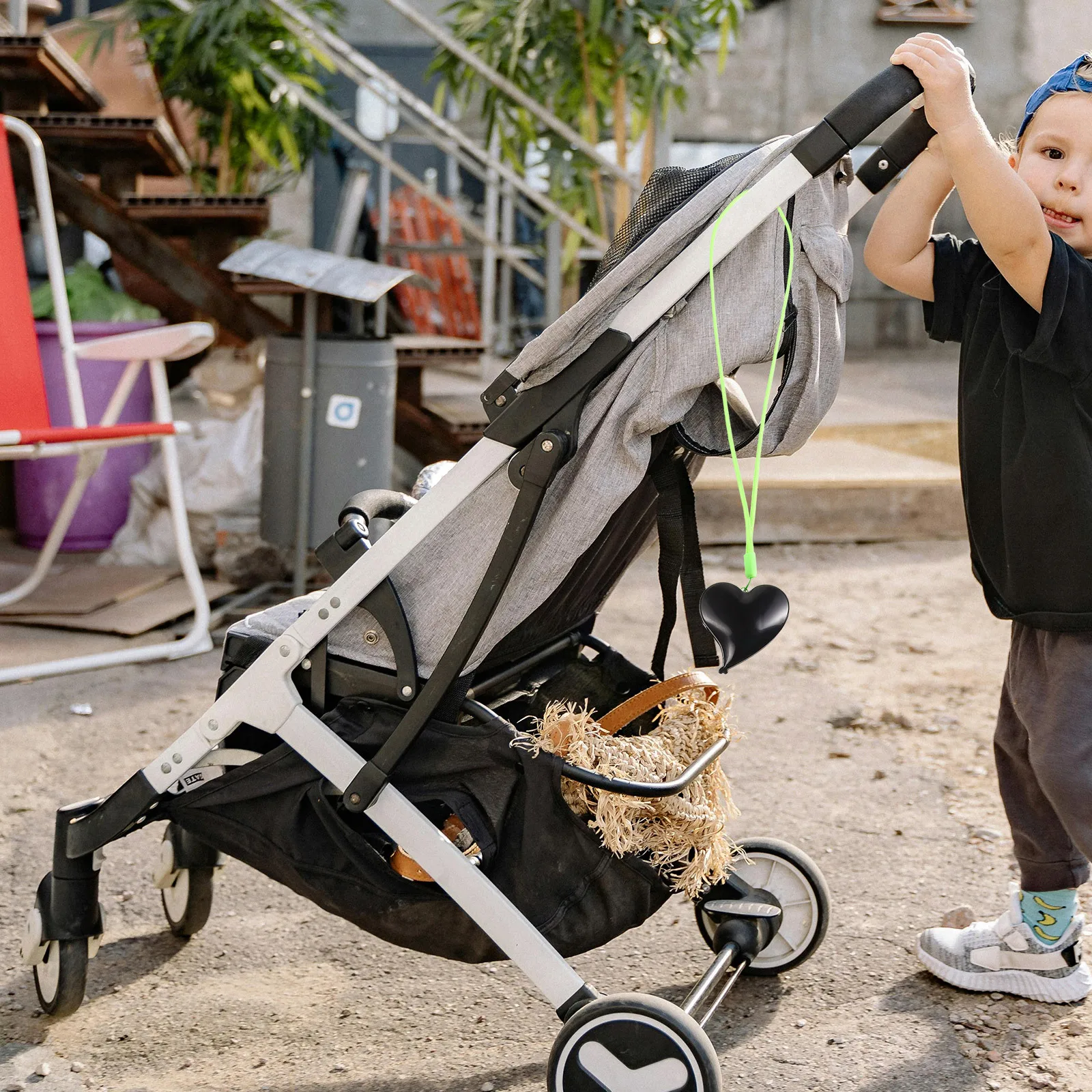 

1 пара зажимов для детских нагрудников, длинный ремешок для коляски, держатель, зажим, крепление для крепления нагрудников, чехлы для сидений, принадлежности для кормления