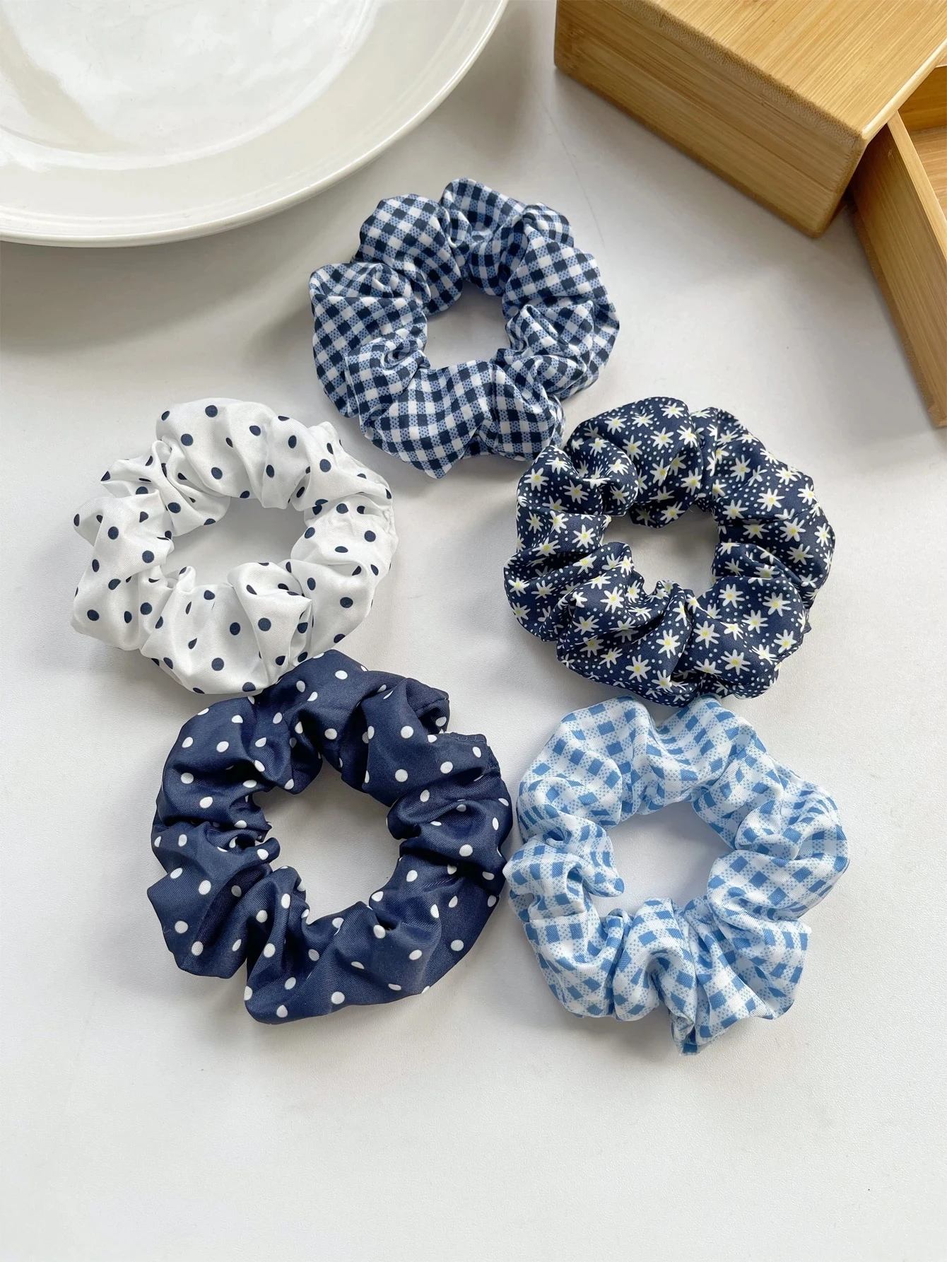 5 قطع من ربطات الشعر Scrunchie الأنيقة ذات الطباعة المنقطة