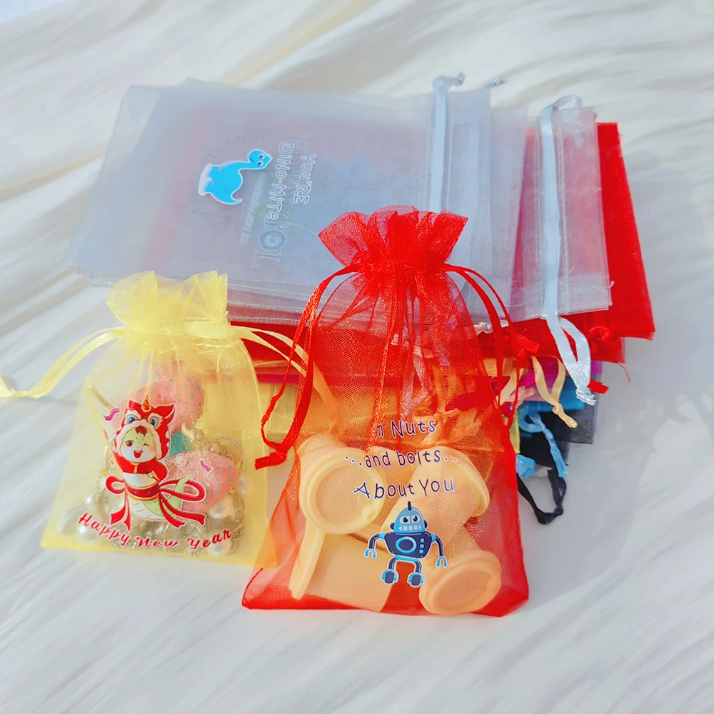 100 قطعة شعار مخصص الأورجانزا شنطة هدايا متعدد الألوان الرباط الحقائب للحلوى والمجوهرات حقيبة التعبئة حقائب هدايا الزفاف حقيبة من الأورجانزا