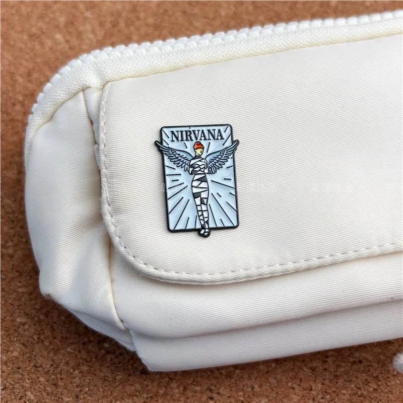 نيرفانا باند شعار موسيقى الروك شارة بدبوس كورت كوبين حقيبة الظهر التذكارية ملحق مادة سبيكة عملية مطرزة جديدة...