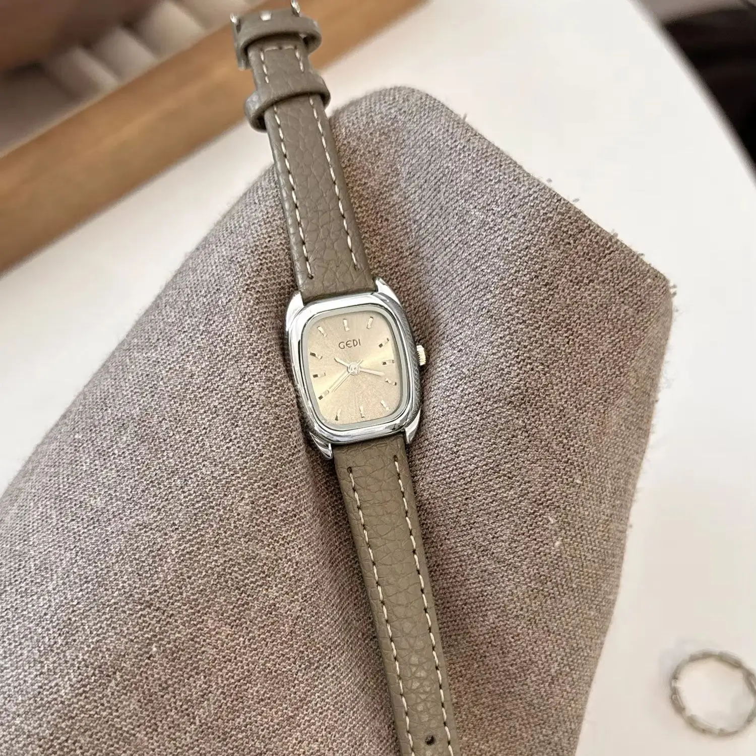 Retro Minimalist Square Sugar Women's Watch Elegant Daily Wear, Waterproof Belt Quartz Ladies' Wristwatch Gift Wholesale NEW