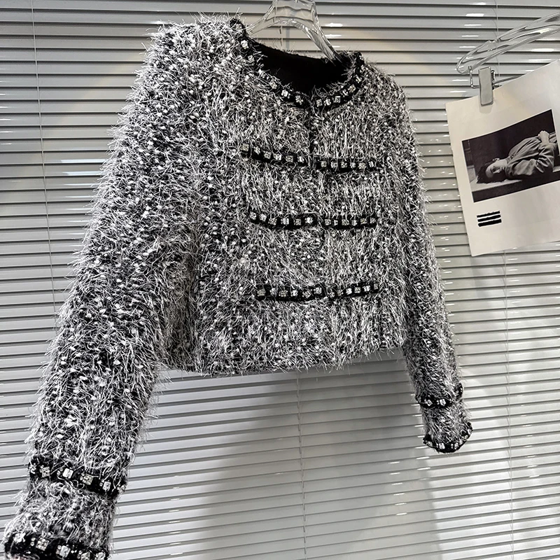 2025 invierno nuevo pequeño estilo fragante industria pesada chaqueta de plumón de diamante de las mujeres cuello redondo elegante abrigo de estilo corto