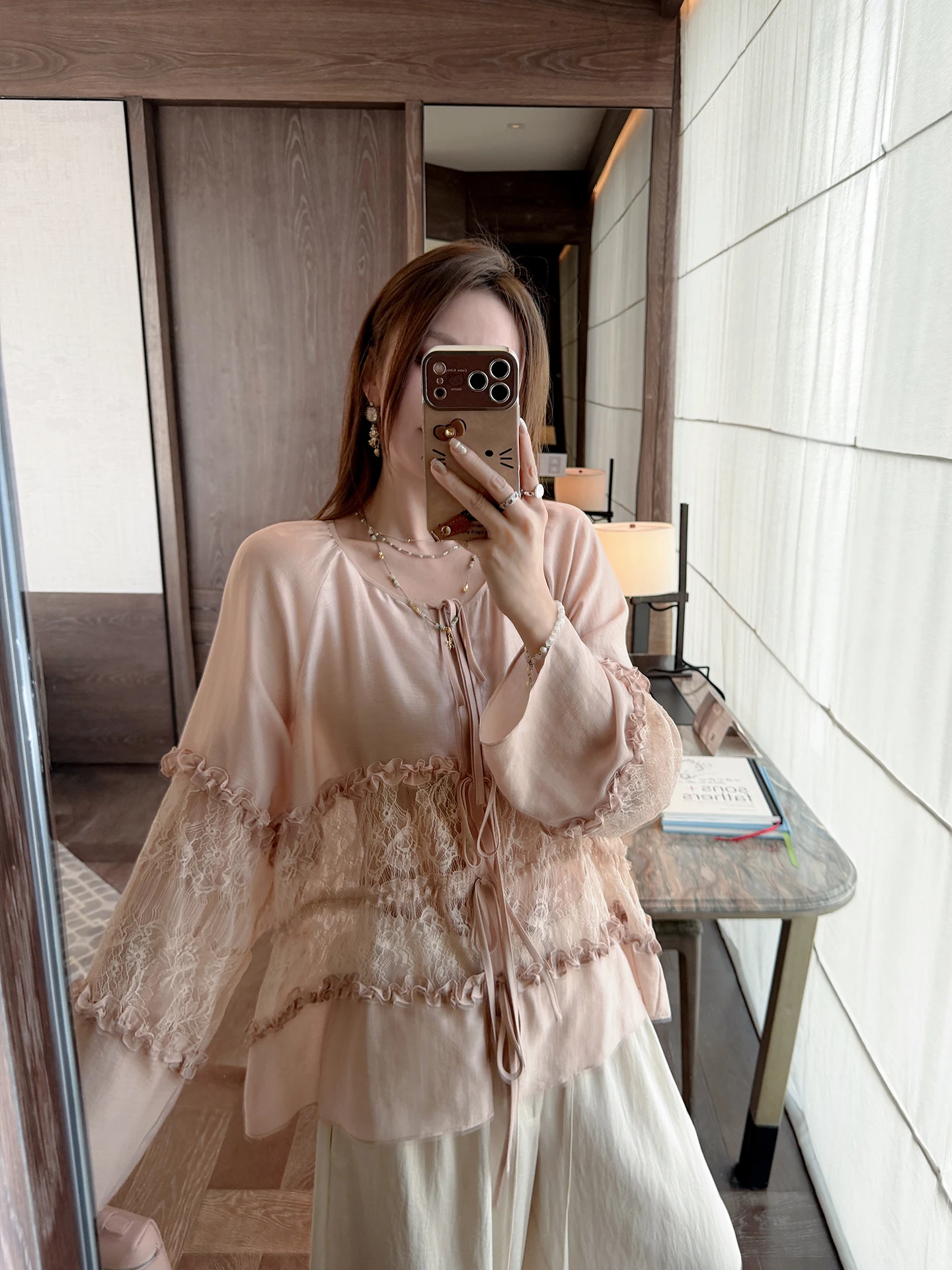 

Блузка Zhang ei 224 Pink Orange Starlet с кружевной отделкой, корейский стиль, для офиса, прямой крой, длинный рукав, круглый вырез, завязки на талии