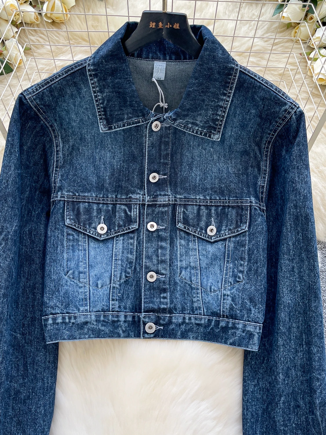 เสื้อแจ็คเก็ตยีนส์สไตล์เรโทรสำหรับผู้หญิง แฟชั่นเก๋ไก๋ลำลอง แขนยาว สีน้ำเงินเมทัลลิก ลุควินเทจ ระบายอากาศได้ดี ผลิตจากโพลีเอสเตอร์