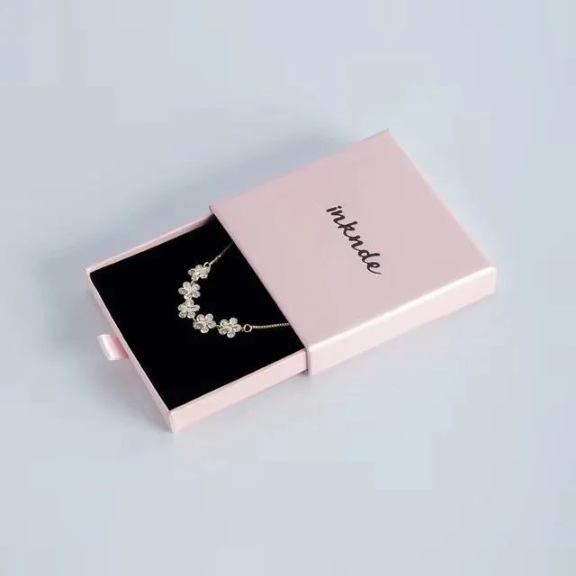24 stks/partij Bulk Sieraden Doos Custom logo 9x9x2.5 cm DIY Roze Reizen Oorbel Ringen Armband ketting Organizer Box Bruiloft Gunst