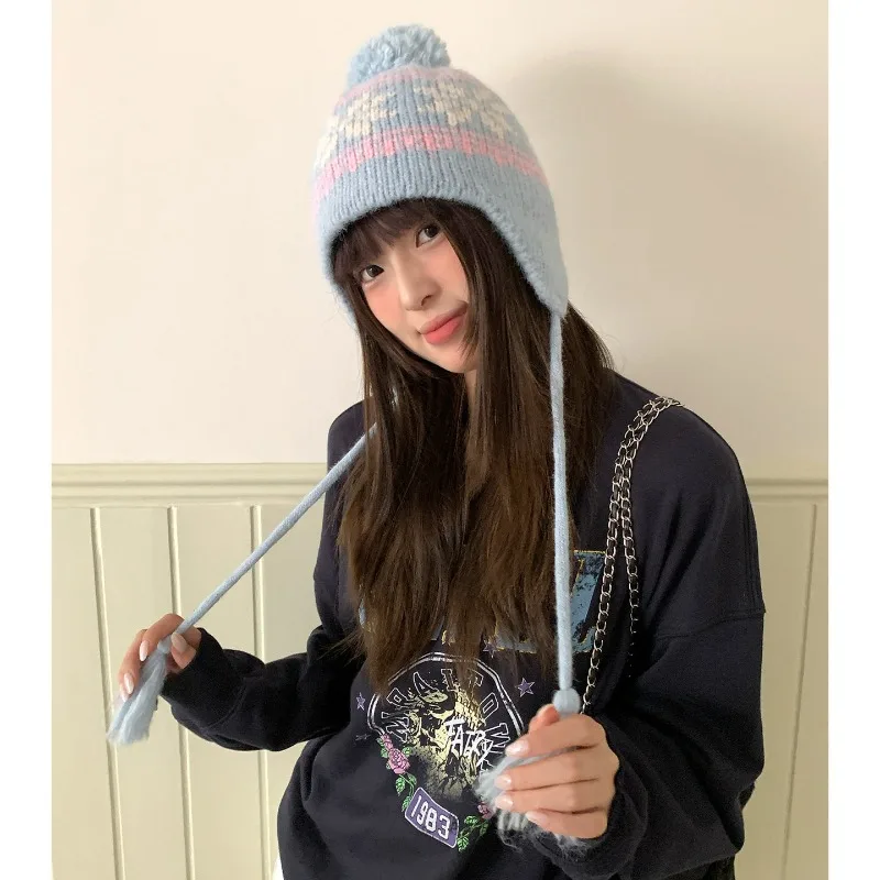 Japanische Retro Fair-Isle-Stil Jacquard-Mütze mit Pelzbällen, warme Ohrenschutz-Bombermütze mit Schnürung für Damen für Herbst und Winter – Detail 2