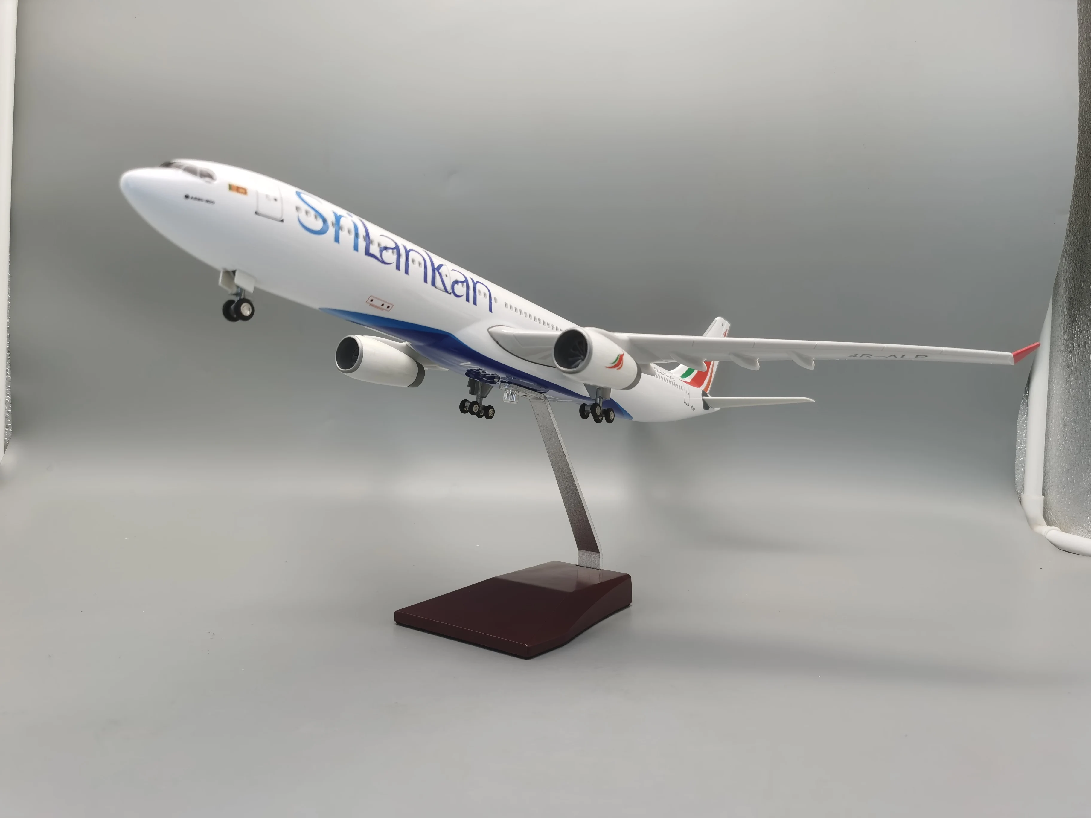 Imagem -05 - Srilankan Sri Lanka Airlines Airway w Base Roda Resina Plástico Montagem Avião 47cm 1:135 Escala 330 Modelo A330