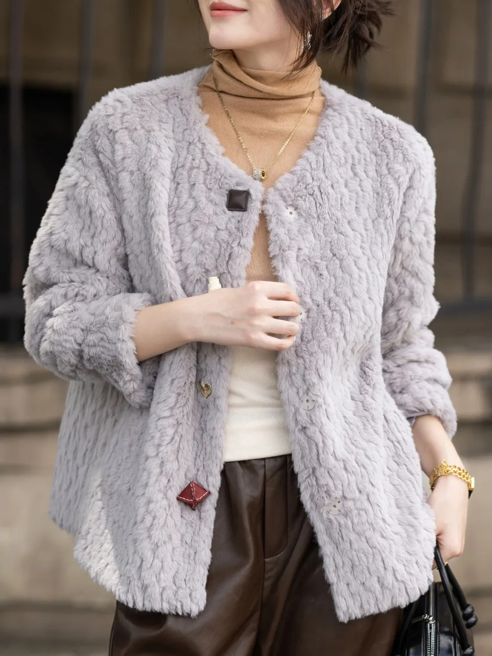 معطف نسائي من الفرو الجلدي من Ele Faionable لخريف وشتاء 2025 فرو كوري جديد Sle ular عالي الجودة صديق للبيئة...