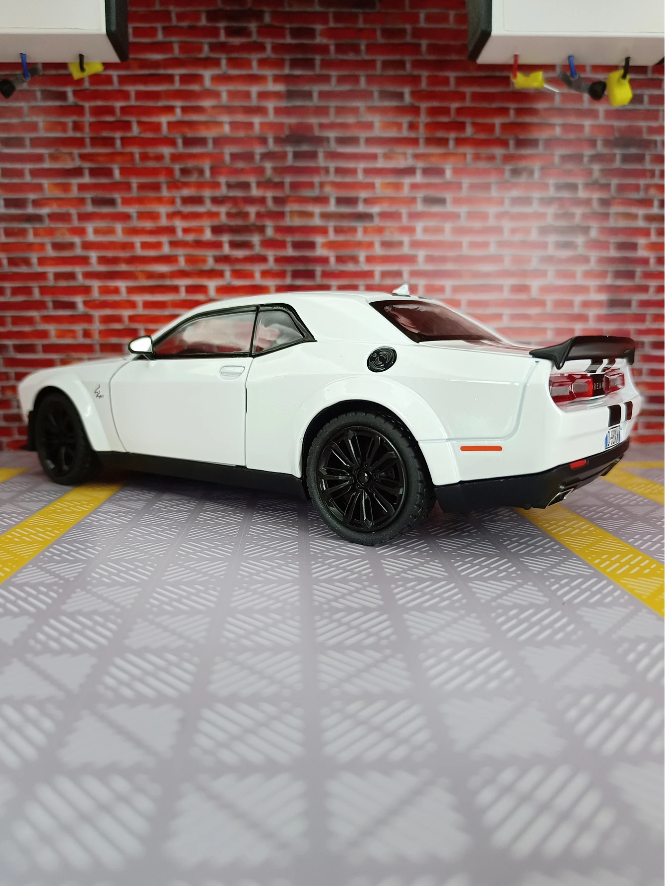 1:22 SRT 合金車モデル音響光学プルバックおもちゃの車、豊富な詳細、細かい仕上がり、友人へのギフトとして贈ることができます。