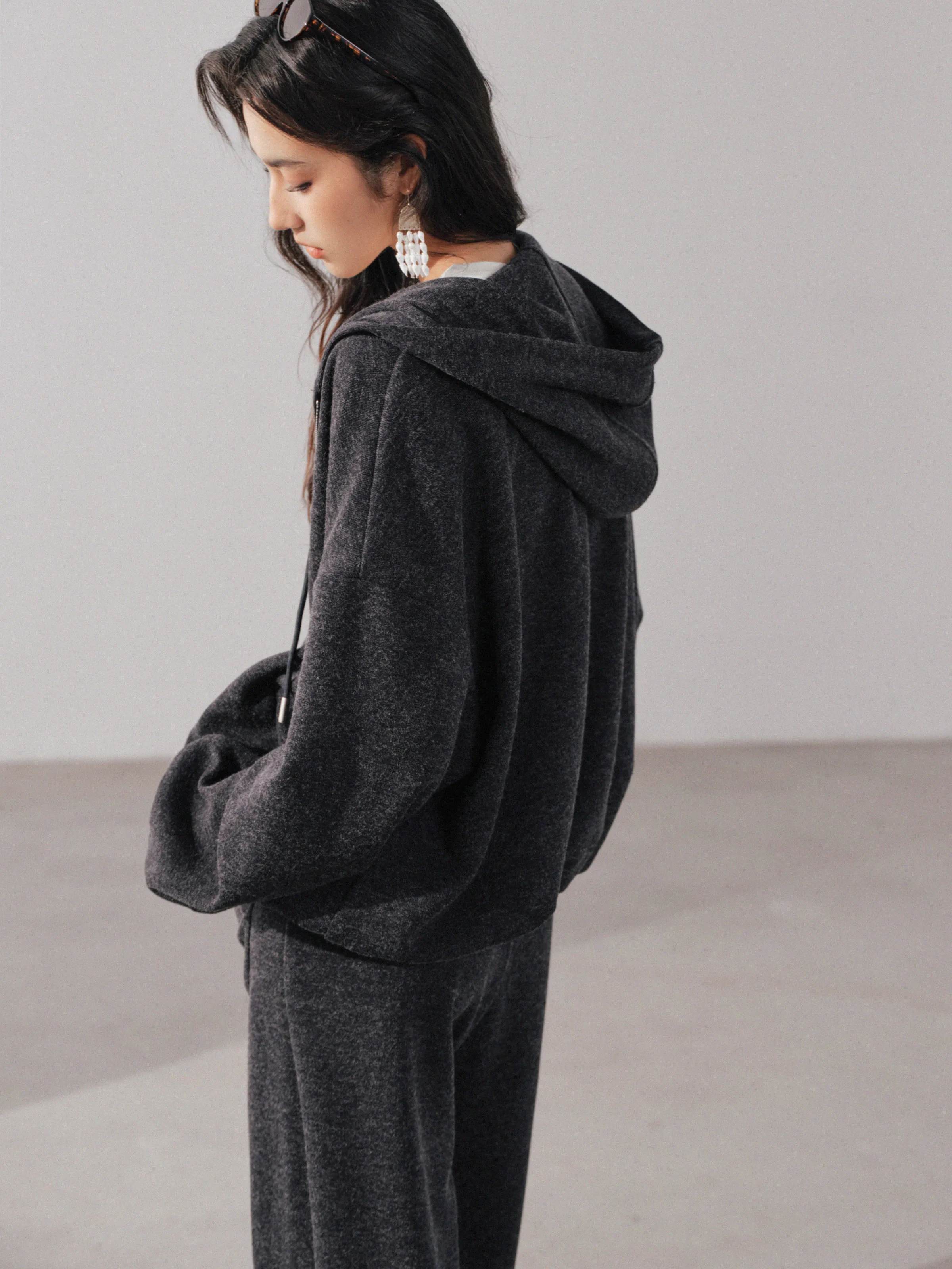 Damska bluza z kapturem w stylu vintage, luźny krój, rozpinana na zamek, miękka, dzianinowa odzież wierzchnia, swobodny, sportowy styl, na jesień, do noszenia na co dzień.