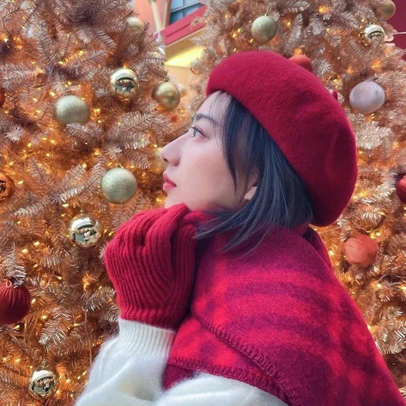Serie TV Mercoledì 2 Agnes Cappello Cosplay Ragazza Carino Berretto di lana vintage Autunno Inverno Berretto rosso caldo Accessorio per costume di Halloween