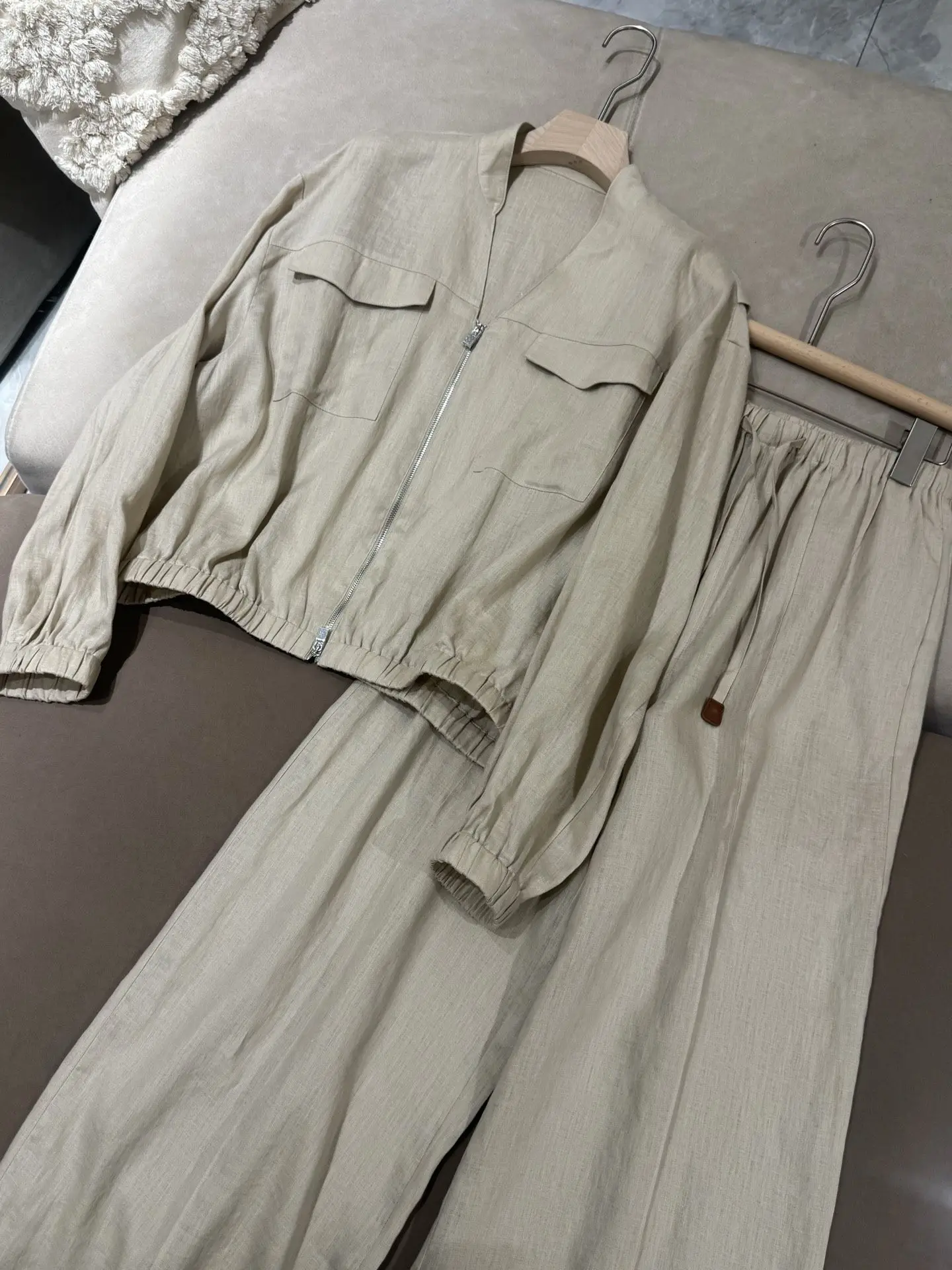 

Новый высококачественный льняной костюм-двойка Весна/Лето 2026: повседневный жакет, пальто с V-образным вырезом, свободные брюки с широкими штанинами, комплект из двух предметов для стройнящего силуэта