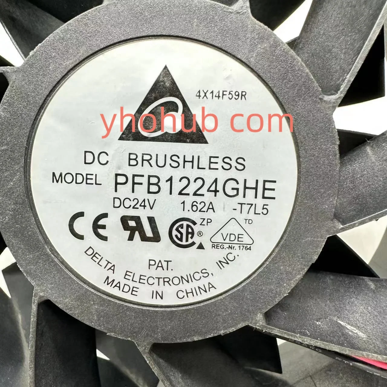 

Delta Electronics PFB1224GHE T7L5 DC 24 В 1,62 А 120x120x38 мм 2-проводной охлаждающий вентилятор для сервера
